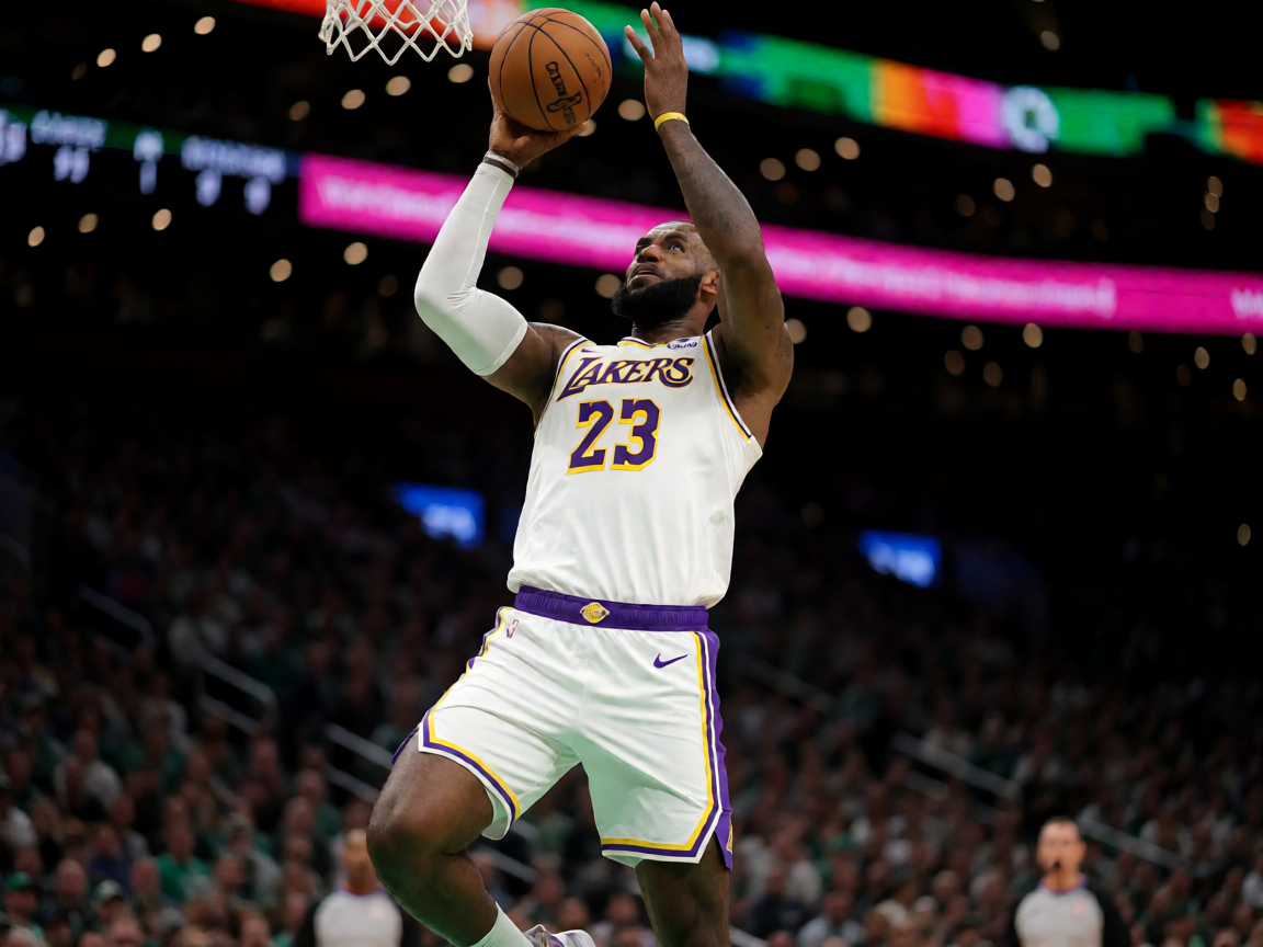 NBA比赛中詹姆斯突破上篮瞬间